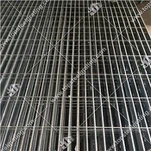 Reixa d'acer tancada amb premsa